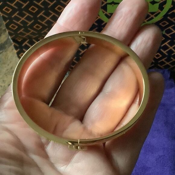 NWT TORY BURCH MILLER LEATHER FLORAL HINGE BRACELET NEW - Picture 3 of 14